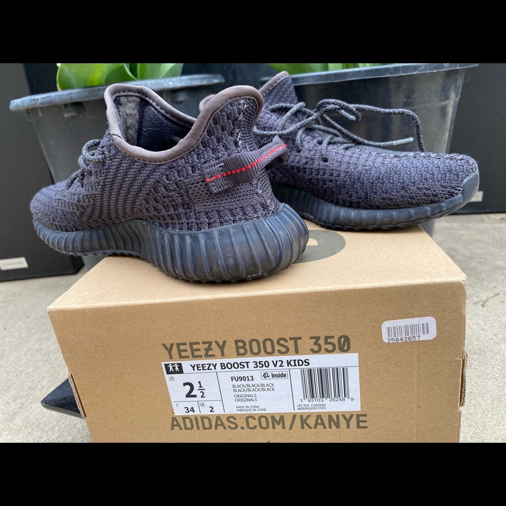 Black YEEZY BOOST 350 V2 2.5 Size Boy
